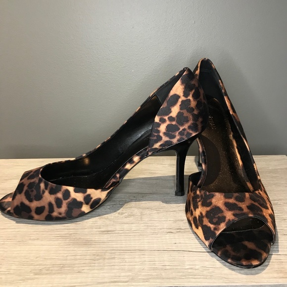 Elegant Leopard Print Open Toe Heels - Picture 2 of 4
